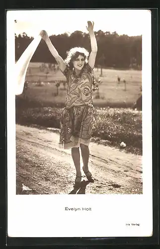 AK Schauspielerin Evelyn Holt auf einer Landstrasse tanzend