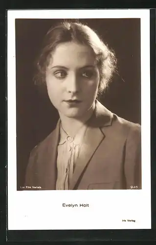 AK Schauspielerin Evelyn Holt im Anzug