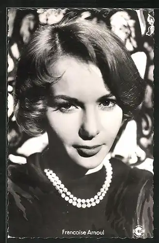 AK Schauspielerin Francoise Arnoul mit prunkvoller Perlenhalskette