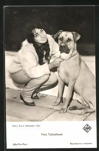 AK Schauspielerin Vera Tschechowa mit Hund