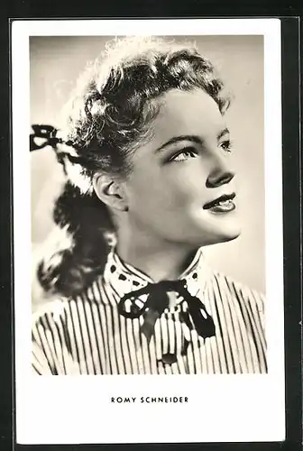 AK Schauspielerin Romy Schneider in gestreifter Bluse