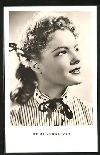 AK Schauspielerin Romy Schneider in gestreifter Bluse