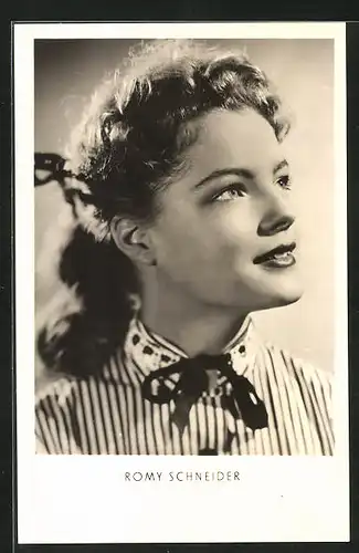 AK Schauspielerin Romy Schneider in gestreifter Bluse