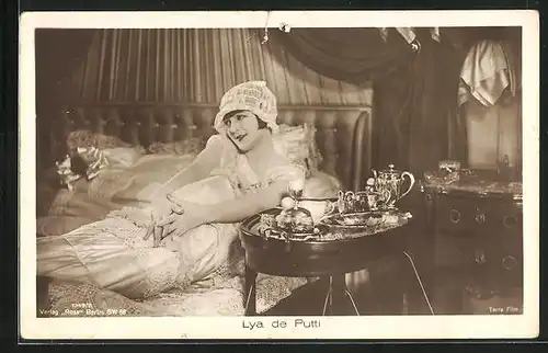 AK Schauspielerin Lya de Putti im Nachthemd