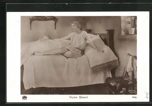 AK Schauspielerin Vilma Banky im Bett