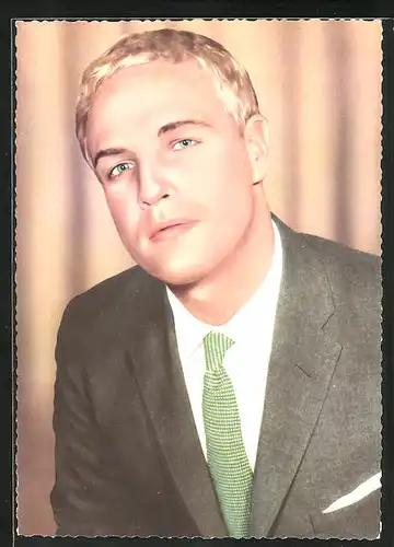 AK Schauspieler Marlon Brando im Anzug