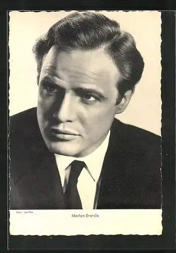 AK Schauspieler Marlon Brando im Anzug