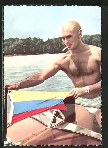 AK Schauspieler Yul Brynner im Motorboot