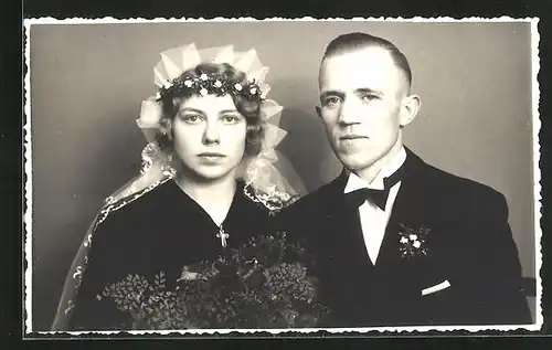 Foto-AK Hochzeitspaar in schwarzer Kleidung