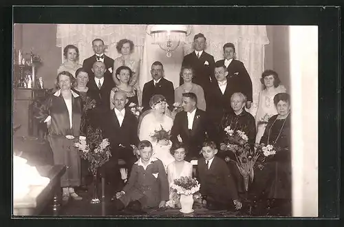 Foto-AK Gäste und Brautpaar im Wohnzimmer