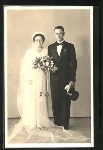 Foto-AK Brautpaar in schicker Kleidung