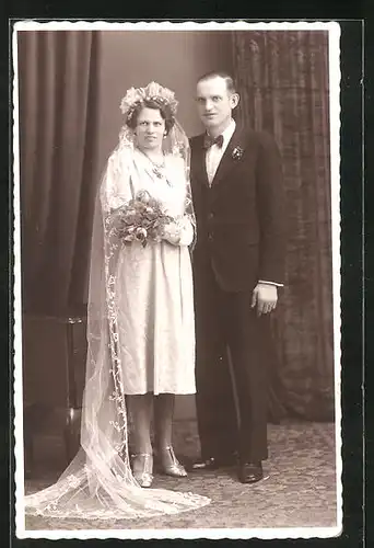 Foto-AK Hochzeitspaar mit strengem Blick