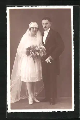 Foto-AK Braut mit langem Schleier und Bräutigam im Anzug