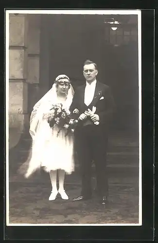 Foto-AK Brautpaar vor den Stufen der Kirche