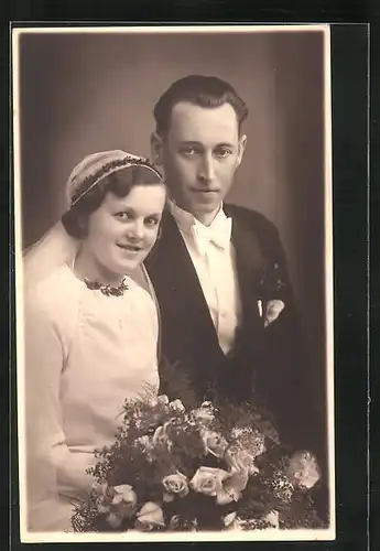 Foto-AK Hochzeitspaar aneinander gelehnt