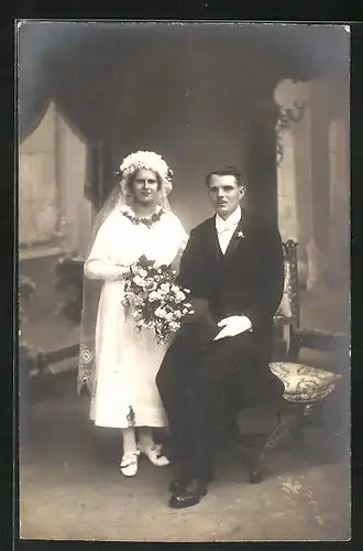 Foto-AK Bräutigam sitzt vor seiner Braut