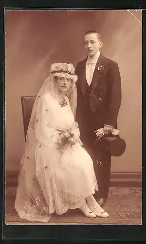 Foto-AK Braut sitzt vor ihrem Ehemann