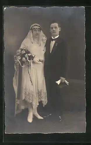 Foto-AK Hochzeitspaar mit skeptischem Blick