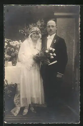 Foto-AK Brautpaar mit Tulpen im Brautstrauss