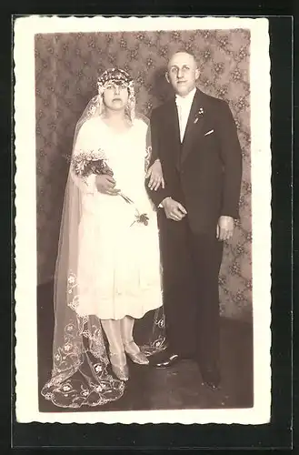 Foto-AK Hochzeitspaar mit etwas mürrischer Miene