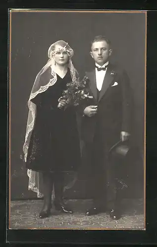 Foto-AK Junge Braut mit ihrem jungen Bräutigam