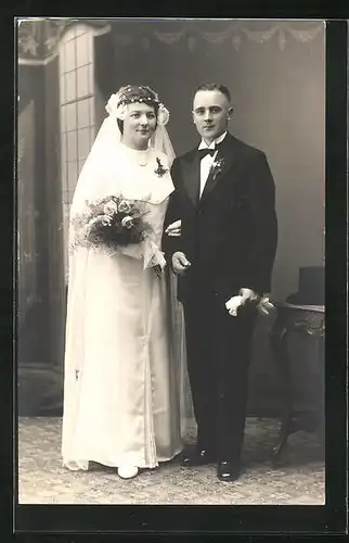 Foto-AK Junges Brautpaar versucht Freude zu verbergen