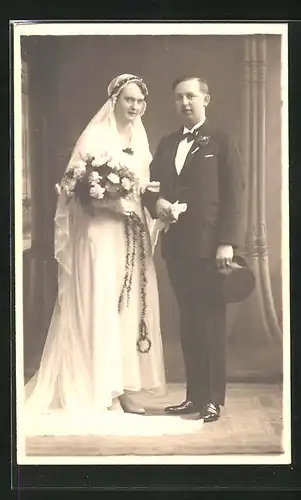 Foto-AK Grosse Braut neben ihrem Ehemann