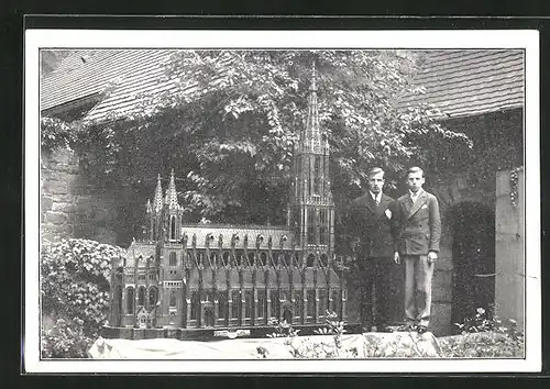 AK Ulm, Model Ulmer Münster mit Erbauern Johann u. Wilhelm Dreikausen