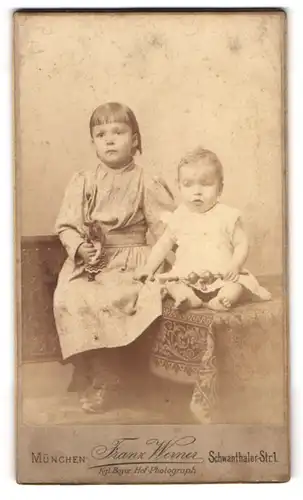 Fotografie Franz Werner, München, Schwanthaler-Str. 1, Kleines Mädchen im Kleid mit Puppe und Kleinkind