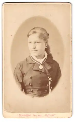 Fotografie F. Brandseph, Stuttgart, Marienstrasse 36, Junge Dame mit Amulett