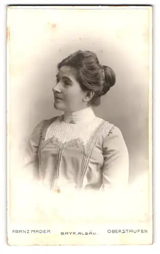 Fotografie Franz Mader, Oberstaufen /Bayr. Allgäu, Junge Dame im hübschen Kleid