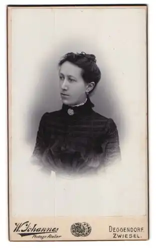 Fotografie W. Johannes, Deggendorf, Junge Dame mit hochgestecktem Haar