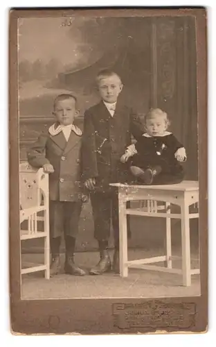 Fotografie Julius Grusche, Neugersdorf i. S., Zwei modisch gekleidete Knaben mit einem Kleinkind