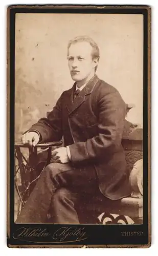 Fotografie Wilhelm Kjolby, Thisted, Storegade, Junger Herr in modischer Kleidung