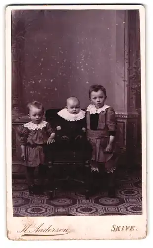 Fotografie K. Andersen, Skive, Zwei hübsch gekleidete Jungen mit einem Kleinkind