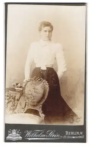 Fotografie Wilhelm Stein, Berlin-N., Chausséestr. 66, Junge Dame in weisser Bluse und Rock