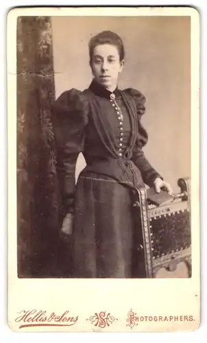 Fotografie Hellis & Sons, London-SW, 30, Clapham Road, Bürgerliche Dame im Kleid mit Buch