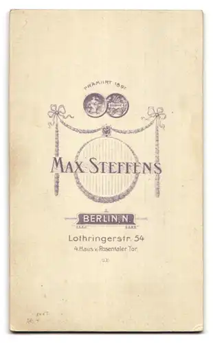 Fotografie Max Steffens, Berlin-N., Lothringerstr. 54, Junger Mann im Matrosenanzug mit Fliege und Buch