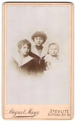 Fotografie August Mayr, Berlin-Steglitz, Schloss-Str. 61, Zwei Jungen in Matrosenhemden mit einem Kleinkind