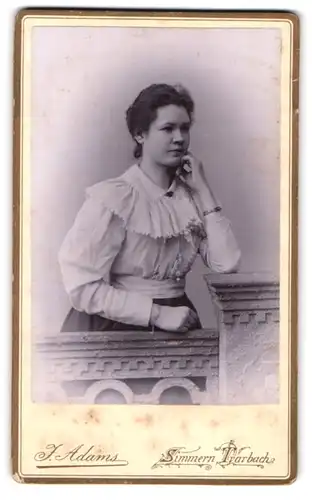 Fotografie Joseph Adams, Simmern-Trarbach, Junge Dame in hübscher Bluse und Rock