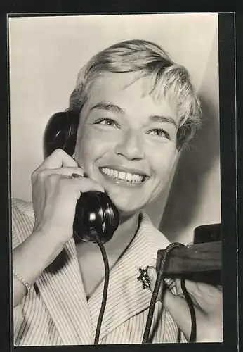 AK Schauspielerin Simone Signoret mit Telefon