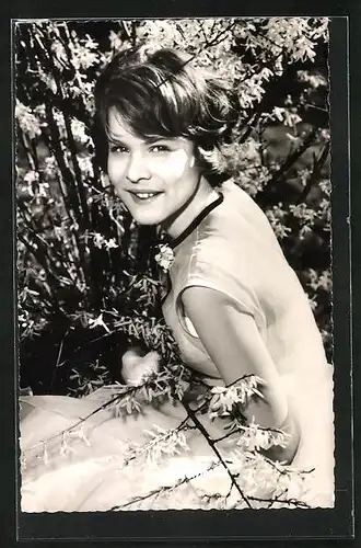 AK Schauspielerin Petra Himboldt beim Blumen Pflücken