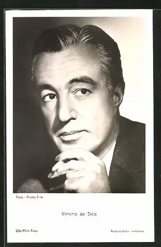 AK Schauspieler Vittorio de Sica mit Zigarette in der Hand