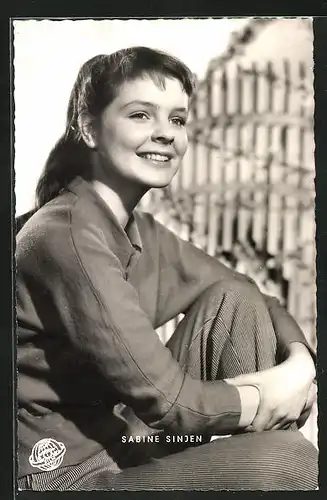 AK Schauspielerin Sabine Sinjen mit hohem Zopf