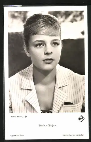 AK Schauspielerin Sabine Sinjen in gestreiftem Blaser
