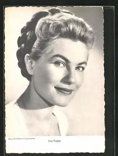 AK Schauspielerin Eva Probst mit schöner Flechtfrisur