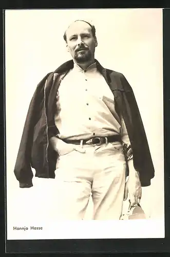 AK Schauspieler Hannjo Hasse in lockerer Pose