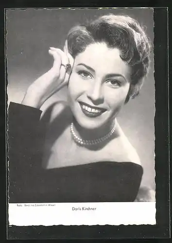 AK Schauspielerin Doris Kirchner mit Perlen und schwarzem Abendkleid