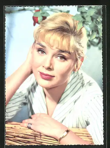 AK Schauspielerin Susanne Cramer unter einem Obstbaum