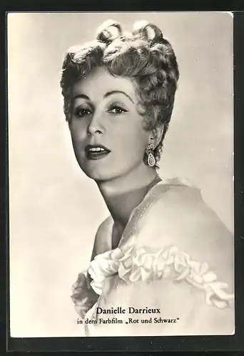 AK Schauspielerin Danielle Darrieux in dem Farbfilm Rot und Schwarz